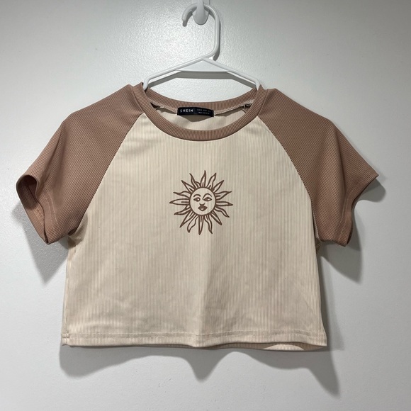 Cap sleeve Cream and tan sun crop top - Picture 2 of 6